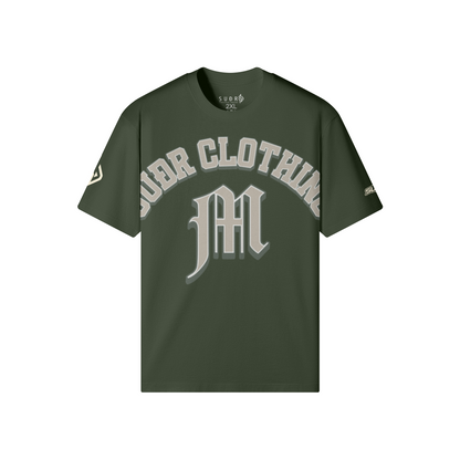 SUÐR M Shirt – Shirt in Charcoal Smoke, Vorderseite mit SUÐR CLOTHING im Bogen, darunter das M in Blackletter, Emblem und SUÐR-Schriftzug auf den Ärmeln