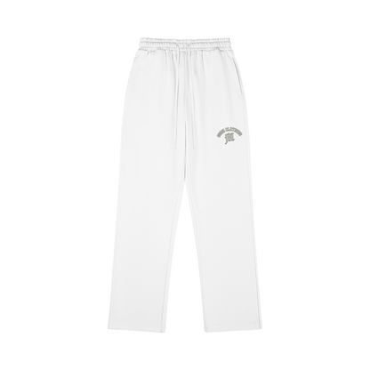 SUÐR M Sweatpants – Sweatpants in White, Vorderseite mit kleinem SUÐR CLOTHING M-Druck auf dem Oberschenkel