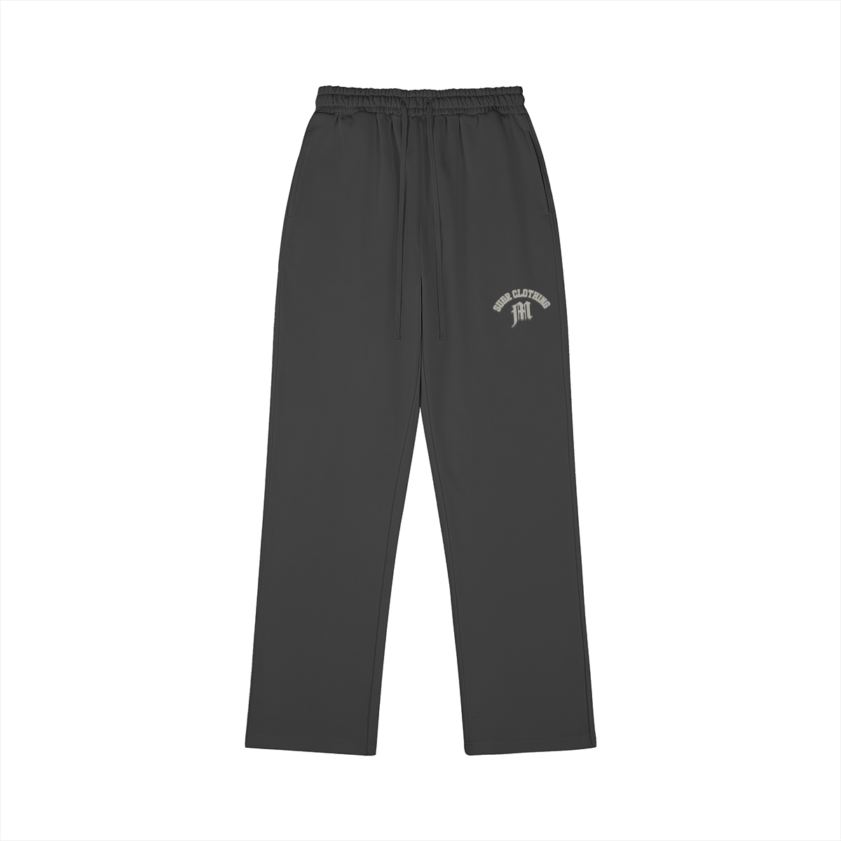 SUÐR M Sweatpants – Sweatpants in Black, Vorderseite mit kleinem SUÐR CLOTHING M-Druck auf dem Oberschenkel