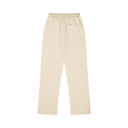 SUÐR M Sweatpants – Sweatpants in Rice Apricot, Rückseite mit SUÐR-Schriftzug auf der Gesäßtasche und Emblem am Saum