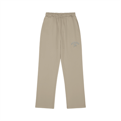 SUÐR M Sweatpants – Sweatpants in Camel, Vorderseite mit kleinem SUÐR CLOTHING M-Druck auf dem Oberschenkel
