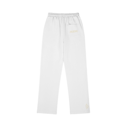SUÐR M Sweatpants – Sweatpants in White, Rückseite mit SUÐR-Schriftzug auf der Gesäßtasche und Emblem am Saum