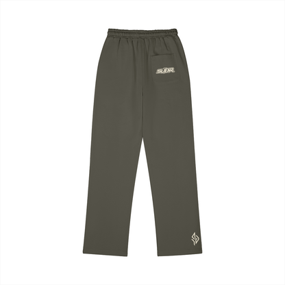 SUÐR M Sweatpants – Sweatpants in Charcoal Gray, Rückseite mit SUÐR-Schriftzug auf der Gesäßtasche und Emblem am Saum