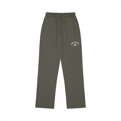 SUÐR M Sweatpants – Sweatpants in Charcoal Gray, Vorderseite mit kleinem SUÐR CLOTHING M-Druck auf dem Oberschenkel
