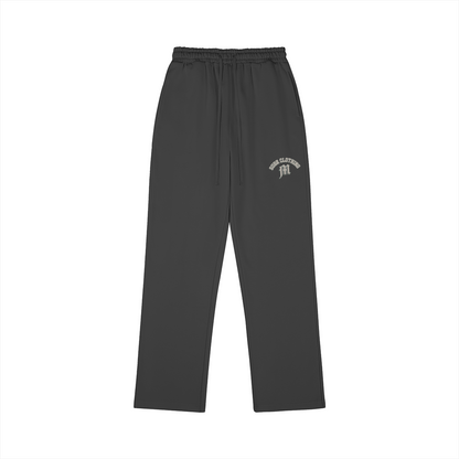 SUÐR M Sweatpants – Sweatpants in Black, Vorderseite mit kleinem SUÐR CLOTHING M-Druck auf dem Oberschenkel