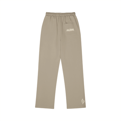 SUÐR M Sweatpants – Sweatpants in Camel, Rückseite mit SUÐR-Schriftzug auf der Gesäßtasche und Emblem am Saum