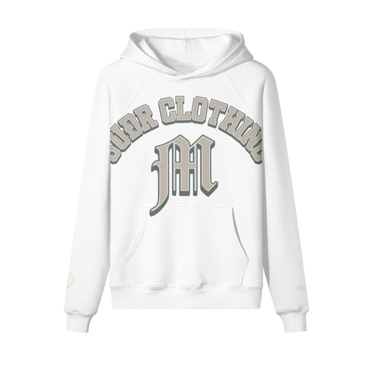 SUÐR M Hoodie – Hoodie in White, Vorderseite mit SUÐR CLOTHING im Bogen, darunter das M in Blackletter über der Kängurutasche, Emblem und SUÐR-Schriftzug auf den Ärmeln