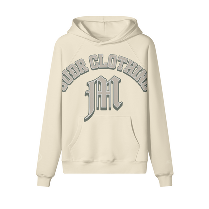 SUÐR M Hoodie – Hoodie in Rice Apricot, Vorderseite mit SUÐR CLOTHING im Bogen, darunter das M in Blackletter über der Kängurutasche, Emblem und SUÐR-Schriftzug auf den Ärmeln