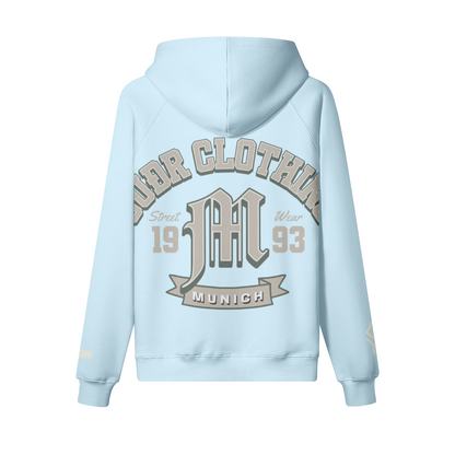 SUÐR M Hoodie – Hoodie in Light blue, Rückseite mit SUÐR CLOTHING im Bogen, das M in Blackletter, dazu „Street Wear", „19 93" und das MUNICH-Banner