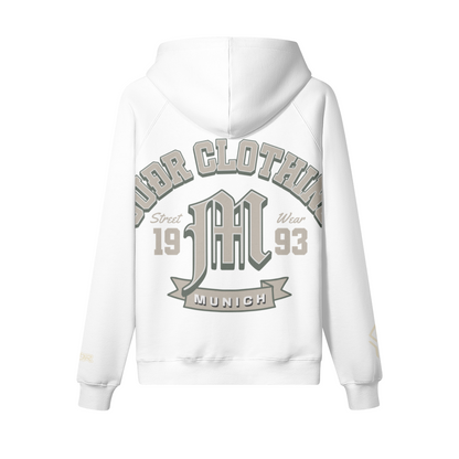 SUÐR M Hoodie – Hoodie in White, Rückseite mit SUÐR CLOTHING im Bogen, das M in Blackletter, dazu „Street Wear", „19 93" und das MUNICH-Banner