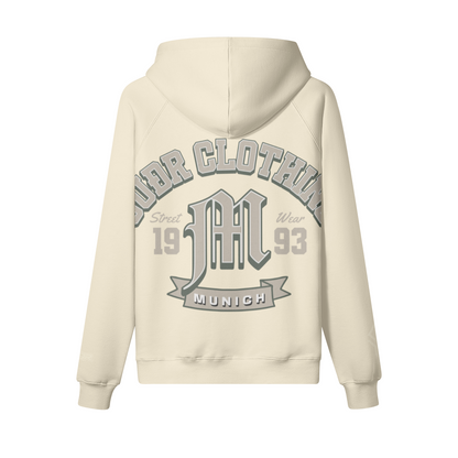SUÐR M Hoodie – Hoodie in Rice Apricot, Rückseite mit SUÐR CLOTHING im Bogen, das M in Blackletter, dazu „Street Wear", „19 93" und das MUNICH-Banner