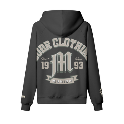 SUÐR M Hoodie – Hoodie in Black, Rückseite mit SUÐR CLOTHING im Bogen, das M in Blackletter, dazu „Street Wear", „19 93" und das MUNICH-Banner