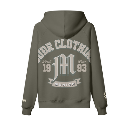 SUÐR M Hoodie – Hoodie in Charcoal Grey, Rückseite mit SUÐR CLOTHING im Bogen, das M in Blackletter, dazu „Street Wear", „19 93" und das MUNICH-Banner