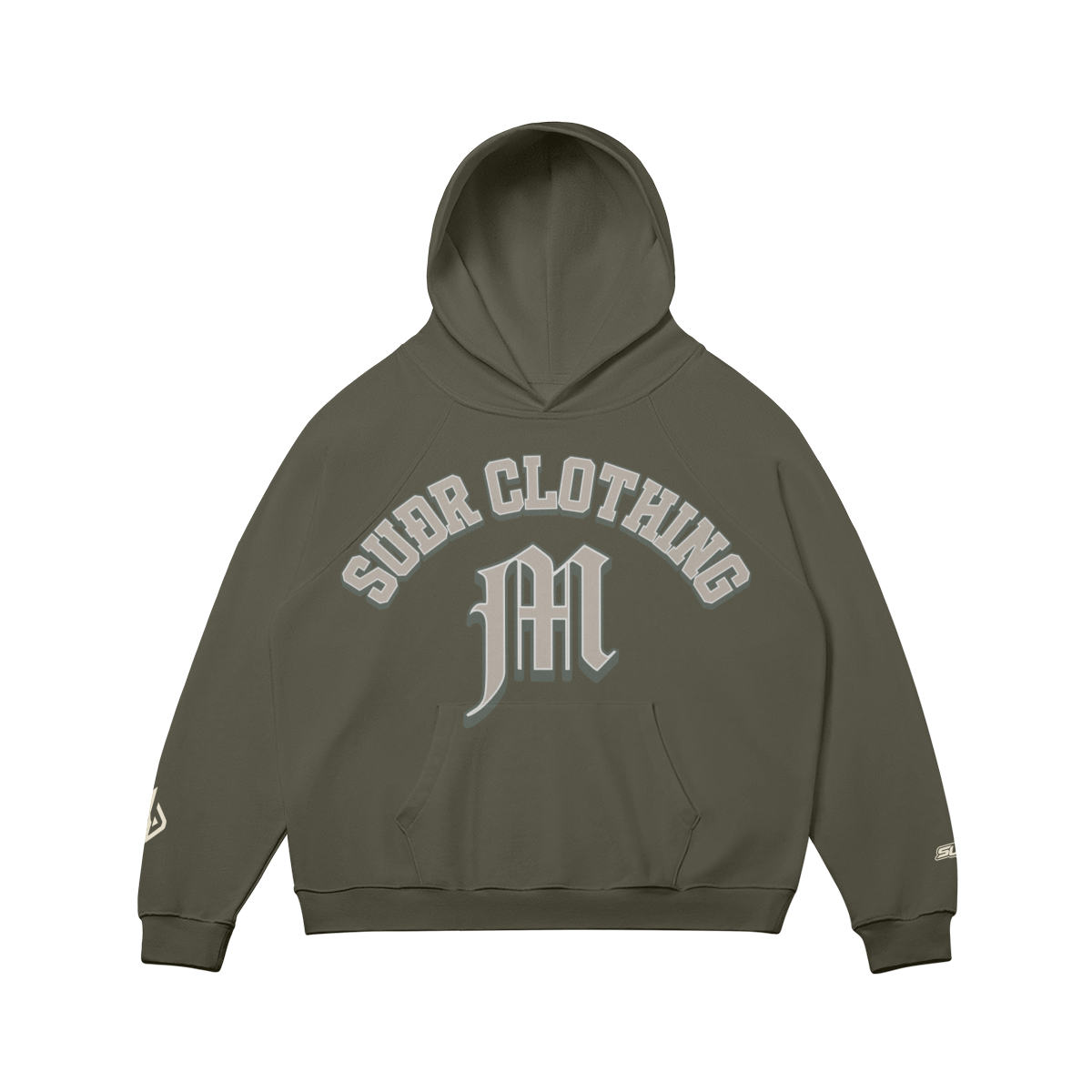 SUÐR M Hoodie – Hoodie in Charcoal Grey, Vorderseite mit SUÐR CLOTHING im Bogen, darunter das M in Blackletter über der Kängurutasche, Emblem und SUÐR-Schriftzug auf den Ärmeln, liegend