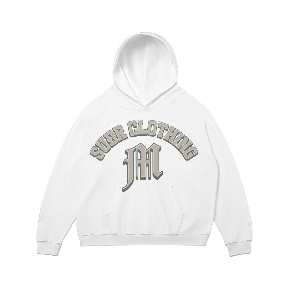 SUÐR M Hoodie – Hoodie in White, Vorderseite mit SUÐR CLOTHING im Bogen, darunter das M in Blackletter über der Kängurutasche, Emblem und SUÐR-Schriftzug auf den Ärmeln, liegend