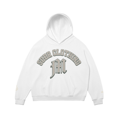 SUÐR M Hoodie – Hoodie in White, Vorderseite mit SUÐR CLOTHING im Bogen, darunter das M in Blackletter über der Kängurutasche, Emblem und SUÐR-Schriftzug auf den Ärmeln, liegend