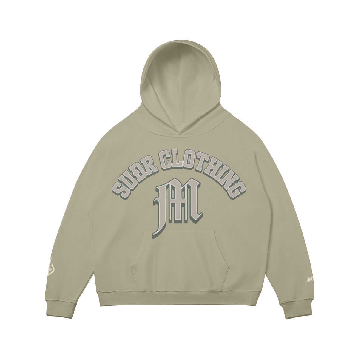 SUÐR M Hoodie – Hoodie in Camel, Vorderseite mit SUÐR CLOTHING im Bogen, darunter das M in Blackletter über der Kängurutasche, Emblem und SUÐR-Schriftzug auf den Ärmeln, liegend