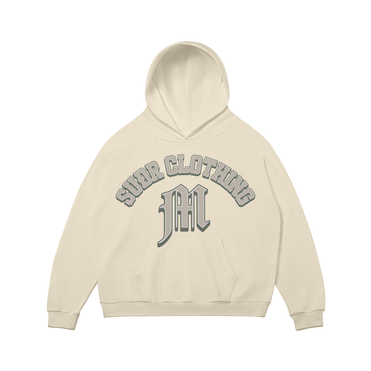 SUÐR M Hoodie – Hoodie in Rice Apricot, Vorderseite mit SUÐR CLOTHING im Bogen, darunter das M in Blackletter über der Kängurutasche, Emblem und SUÐR-Schriftzug auf den Ärmeln, liegend