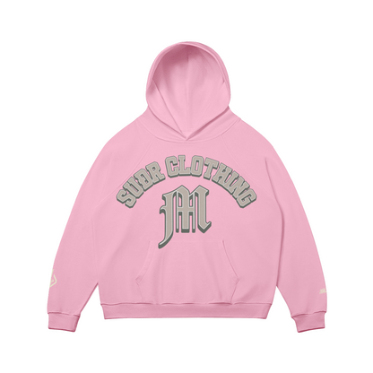 SUÐR M Hoodie – Hoodie in Pink, Vorderseite mit SUÐR CLOTHING im Bogen, darunter das M in Blackletter über der Kängurutasche, Emblem und SUÐR-Schriftzug auf den Ärmeln, liegend