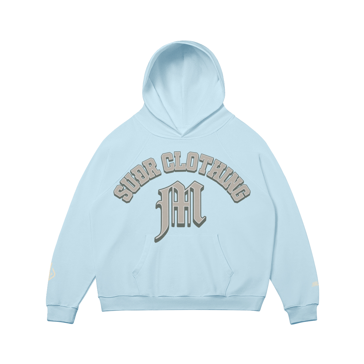 SUÐR M Hoodie – Hoodie in Light blue, Vorderseite mit SUÐR CLOTHING im Bogen, darunter das M in Blackletter über der Kängurutasche, Emblem und SUÐR-Schriftzug auf den Ärmeln, liegend
