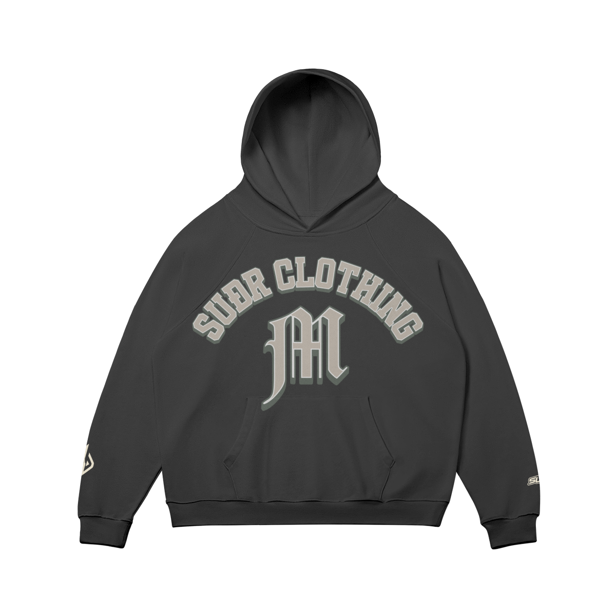 SUÐR M Hoodie – Hoodie in Black, Vorderseite mit SUÐR CLOTHING im Bogen, darunter das M in Blackletter über der Kängurutasche, Emblem und SUÐR-Schriftzug auf den Ärmeln, liegend