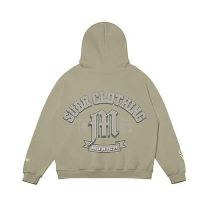 SUÐR M Hoodie – Hoodie in Camel, Rückseite mit SUÐR CLOTHING im Bogen, das M in Blackletter, dazu „Street Wear", „19 93" und das MUNICH-Banner, liegend