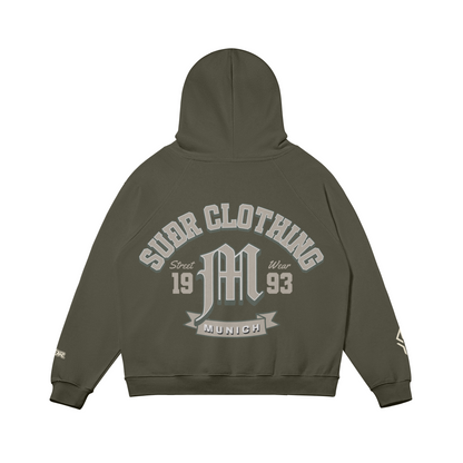 SUÐR M Hoodie – Hoodie in Charcoal Grey, Rückseite mit SUÐR CLOTHING im Bogen, das M in Blackletter, dazu „Street Wear", „19 93" und das MUNICH-Banner, liegend