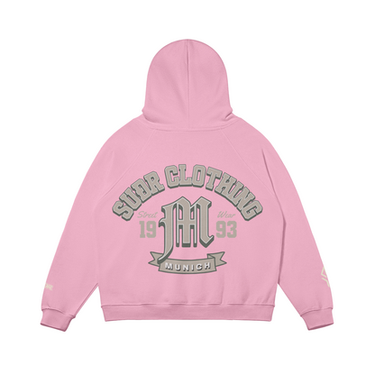 SUÐR M Hoodie – Hoodie in Pink, Rückseite mit SUÐR CLOTHING im Bogen, das M in Blackletter, dazu „Street Wear", „19 93" und das MUNICH-Banner, liegend