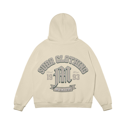 SUÐR M Hoodie – Hoodie in Rice Apricot, Rückseite mit SUÐR CLOTHING im Bogen, das M in Blackletter, dazu „Street Wear", „19 93" und das MUNICH-Banner, liegend