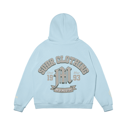 SUÐR M Hoodie – Hoodie in Light blue, Rückseite mit SUÐR CLOTHING im Bogen, das M in Blackletter, dazu „Street Wear", „19 93" und das MUNICH-Banner, liegend