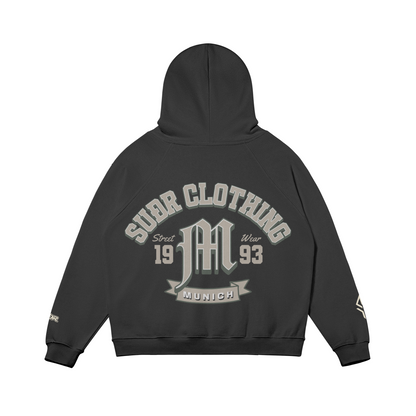 SUÐR M Hoodie – Hoodie in Black, Rückseite mit SUÐR CLOTHING im Bogen, das M in Blackletter, dazu „Street Wear", „19 93" und das MUNICH-Banner, liegend