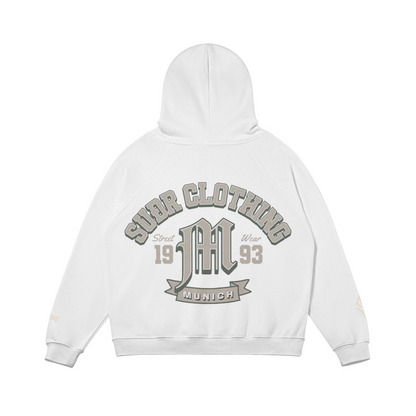 SUÐR M Hoodie – Hoodie in White, Rückseite mit SUÐR CLOTHING im Bogen, das M in Blackletter, dazu „Street Wear", „19 93" und das MUNICH-Banner, liegend