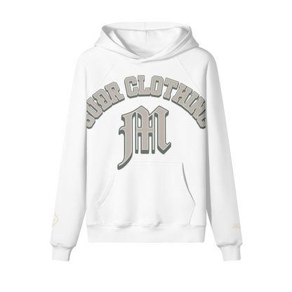 SUÐR M Hoodie – Hoodie in White, Vorderseite mit SUÐR CLOTHING im Bogen, darunter das M in Blackletter über der Kängurutasche, Emblem und SUÐR-Schriftzug auf den Ärmeln