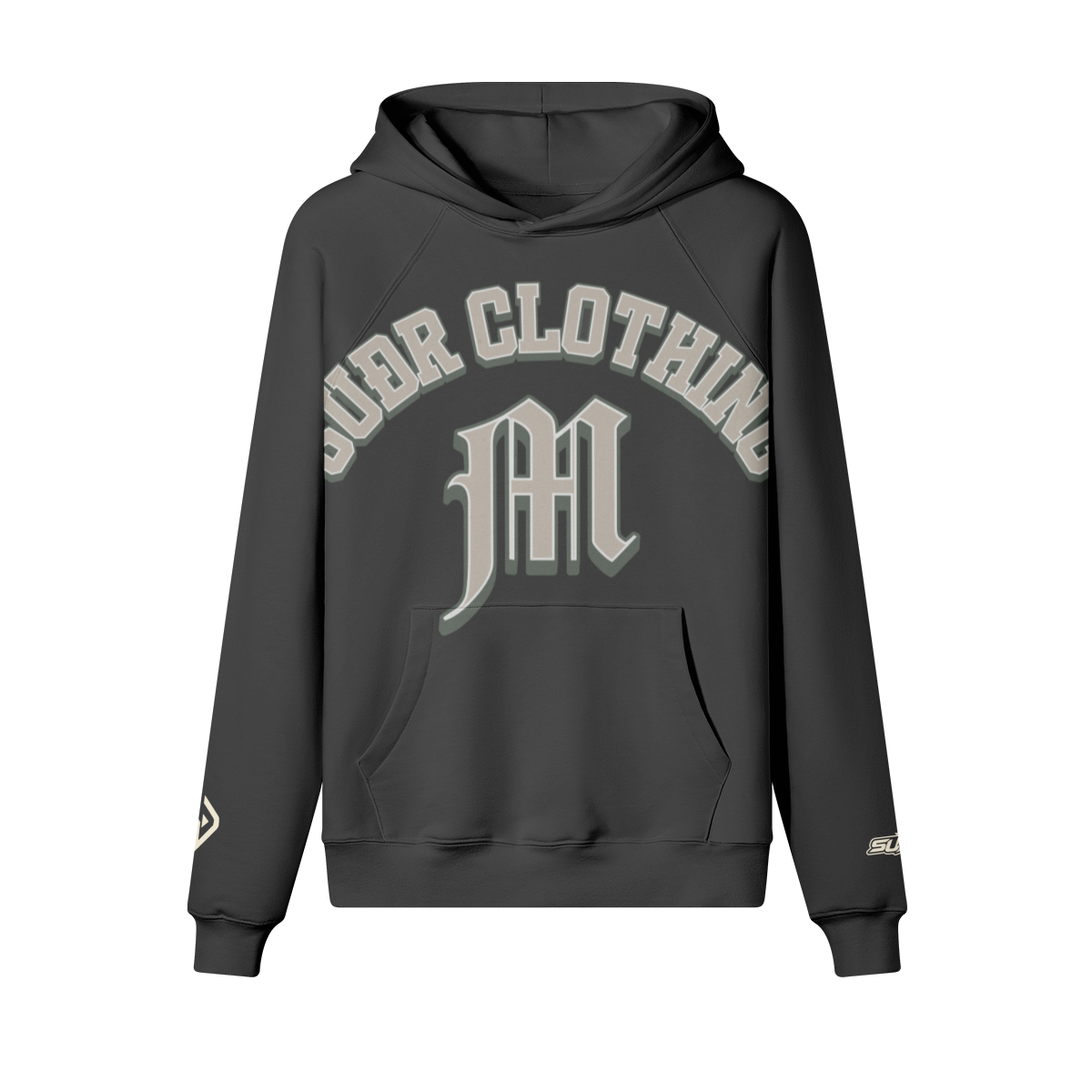 SUÐR M Hoodie – Hoodie in Black, Vorderseite mit SUÐR CLOTHING im Bogen, darunter das M in Blackletter über der Kängurutasche, Emblem und SUÐR-Schriftzug auf den Ärmeln