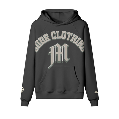 SUÐR M Hoodie – Hoodie in Black, Vorderseite mit SUÐR CLOTHING im Bogen, darunter das M in Blackletter über der Kängurutasche, Emblem und SUÐR-Schriftzug auf den Ärmeln