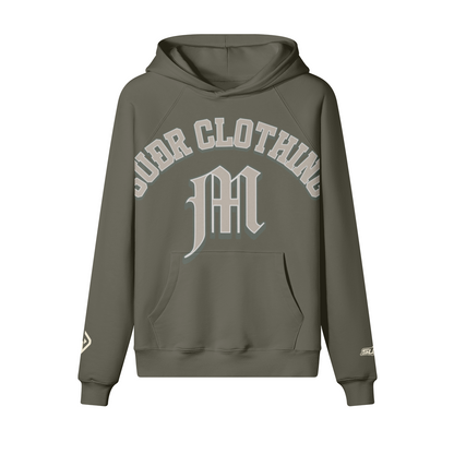 SUÐR M Hoodie – Hoodie in Charcoal Grey, Vorderseite mit SUÐR CLOTHING im Bogen, darunter das M in Blackletter über der Kängurutasche, Emblem und SUÐR-Schriftzug auf den Ärmeln