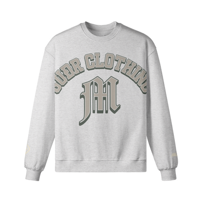 SUÐR M Sweatshirt – Sweatshirt in Heather Gray, Vorderseite mit SUÐR CLOTHING im Bogen, darunter das M in Blackletter, Emblem und SUÐR-Schriftzug auf den Ärmeln