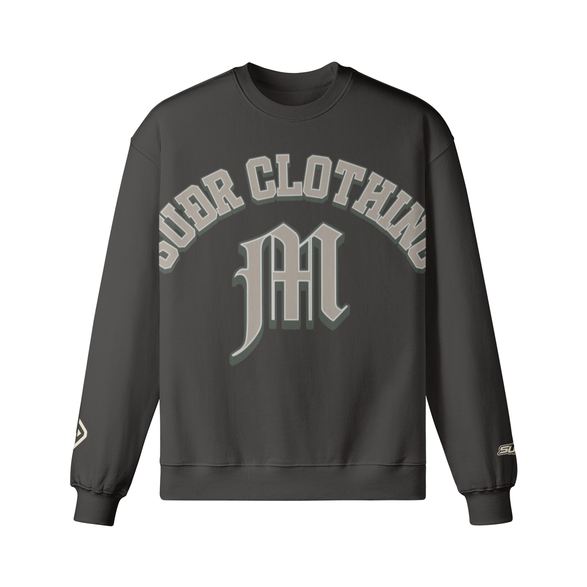 SUÐR M Sweatshirt – Sweatshirt in Charcoal Gray, Vorderseite mit SUÐR CLOTHING im Bogen, darunter das M in Blackletter, Emblem und SUÐR-Schriftzug auf den Ärmeln