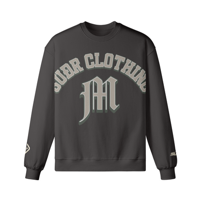 SUÐR M Sweatshirt – Sweatshirt in Charcoal Gray, Vorderseite mit SUÐR CLOTHING im Bogen, darunter das M in Blackletter, Emblem und SUÐR-Schriftzug auf den Ärmeln