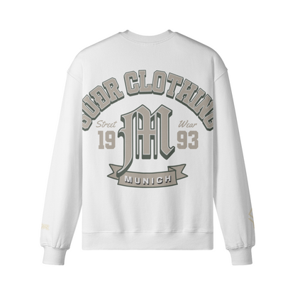 SUÐR M Sweatshirt – Sweatshirt in White, Rückseite mit SUÐR CLOTHING im Bogen, das M in Blackletter, dazu „Street Wear", „19 93" und das MUNICH-Banner