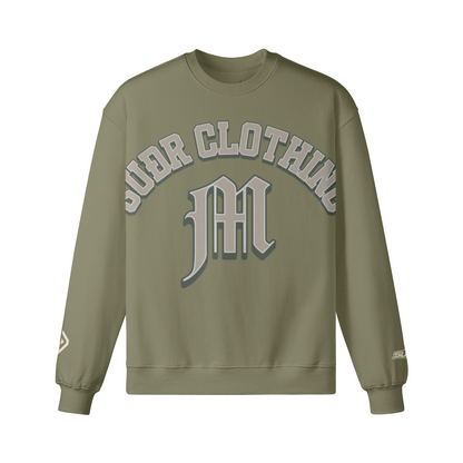SUÐR M Sweatshirt – Sweatshirt in Sage Green, Vorderseite mit SUÐR CLOTHING im Bogen, darunter das M in Blackletter, Emblem und SUÐR-Schriftzug auf den Ärmeln