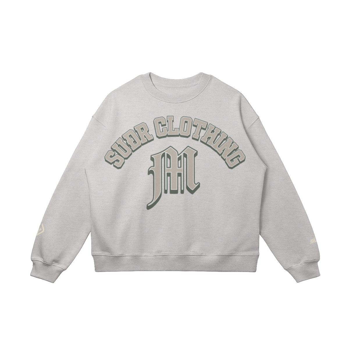 SUÐR M Sweatshirt – Sweatshirt in Heather Gray, Vorderseite mit SUÐR CLOTHING im Bogen, darunter das M in Blackletter, Emblem und SUÐR-Schriftzug auf den Ärmeln, liegend