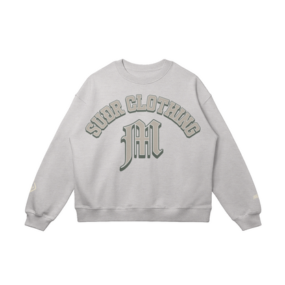 SUÐR M Sweatshirt – Sweatshirt in Heather Gray, Vorderseite mit SUÐR CLOTHING im Bogen, darunter das M in Blackletter, Emblem und SUÐR-Schriftzug auf den Ärmeln, liegend