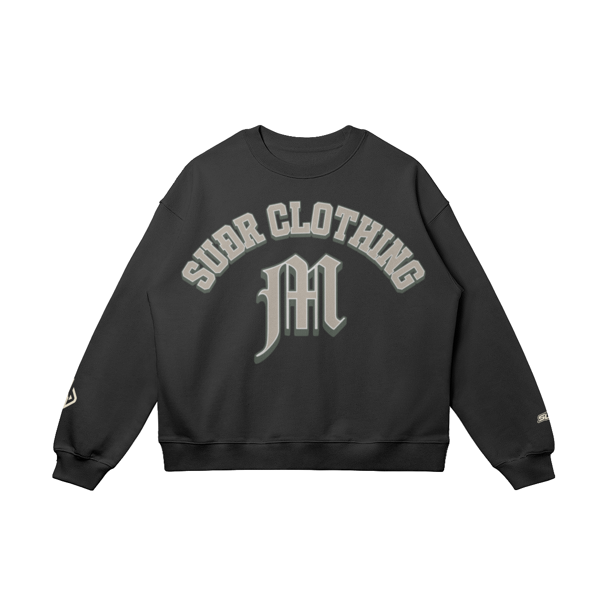 SUÐR M Sweatshirt – Sweatshirt in Black, Vorderseite mit SUÐR CLOTHING im Bogen, darunter das M in Blackletter, Emblem und SUÐR-Schriftzug auf den Ärmeln, liegend