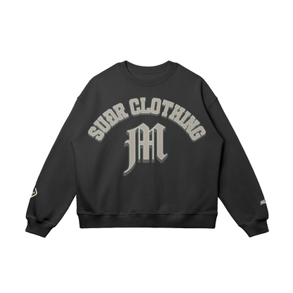 SUÐR M Sweatshirt – Sweatshirt in Black, Vorderseite mit SUÐR CLOTHING im Bogen, darunter das M in Blackletter, Emblem und SUÐR-Schriftzug auf den Ärmeln, liegend