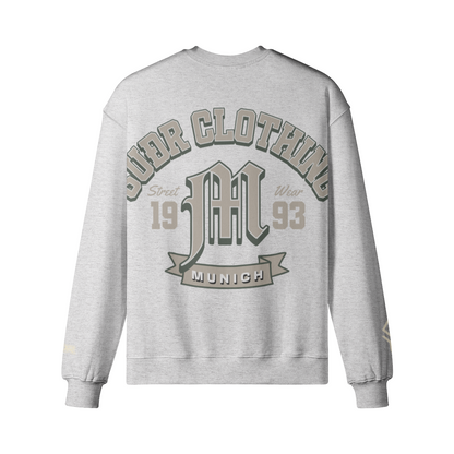 SUÐR M Sweatshirt – Sweatshirt in Heather Gray, Rückseite mit SUÐR CLOTHING im Bogen, das M in Blackletter, dazu „Street Wear", „19 93" und das MUNICH-Banner