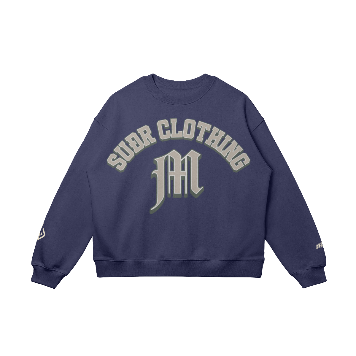 SUÐR M Sweatshirt – Sweatshirt in Navy, Vorderseite mit SUÐR CLOTHING im Bogen, darunter das M in Blackletter, Emblem und SUÐR-Schriftzug auf den Ärmeln, liegend
