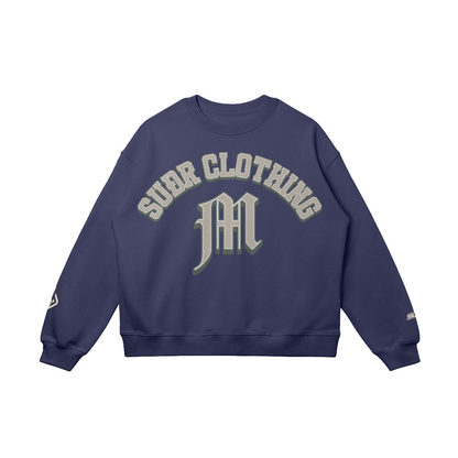 SUÐR M Sweatshirt – Sweatshirt in Navy, Vorderseite mit SUÐR CLOTHING im Bogen, darunter das M in Blackletter, Emblem und SUÐR-Schriftzug auf den Ärmeln, liegend