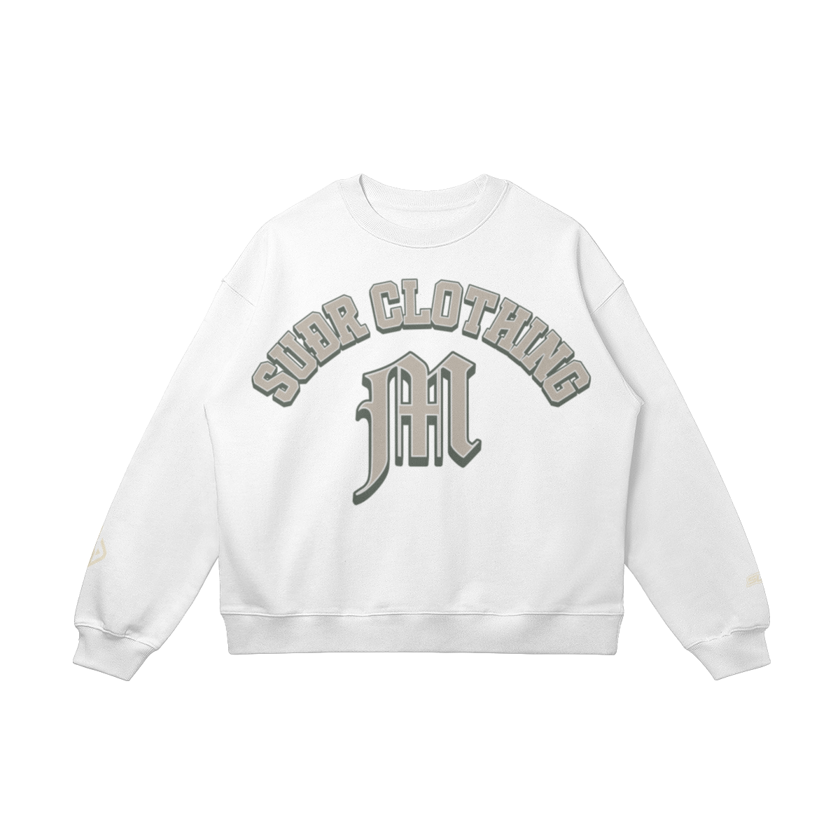 SUÐR M Sweatshirt – Sweatshirt in White, Vorderseite mit SUÐR CLOTHING im Bogen, darunter das M in Blackletter, Emblem und SUÐR-Schriftzug auf den Ärmeln, liegend