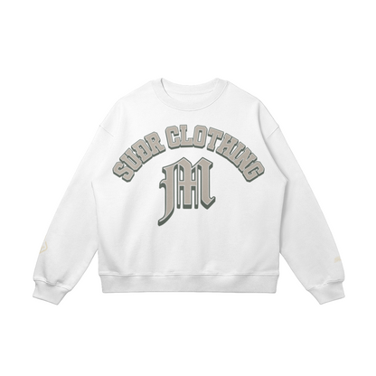 SUÐR M Sweatshirt – Sweatshirt in White, Vorderseite mit SUÐR CLOTHING im Bogen, darunter das M in Blackletter, Emblem und SUÐR-Schriftzug auf den Ärmeln, liegend